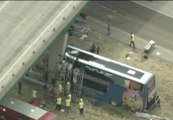 Un autobús se empotra contra el pilar de una autopista en EEUU