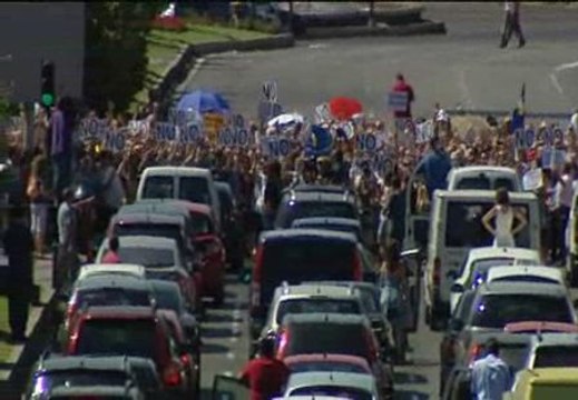 Los funcionarios cortan el tráfico