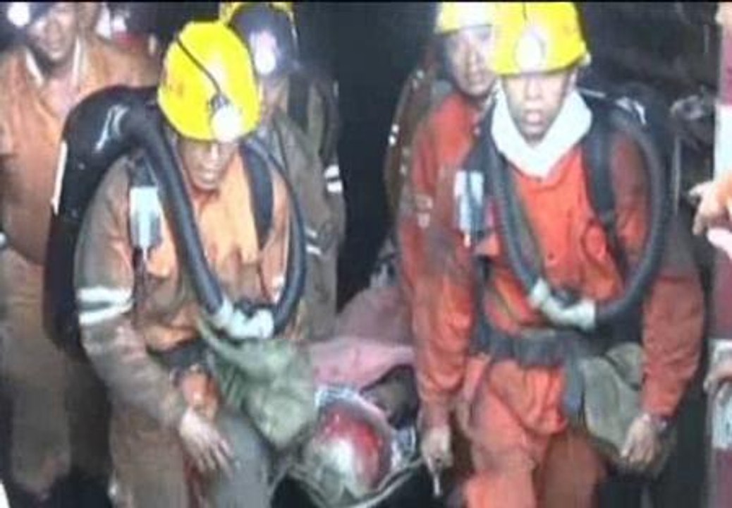 Rescatan con vida a cinco trabajadores atrapados en una mina