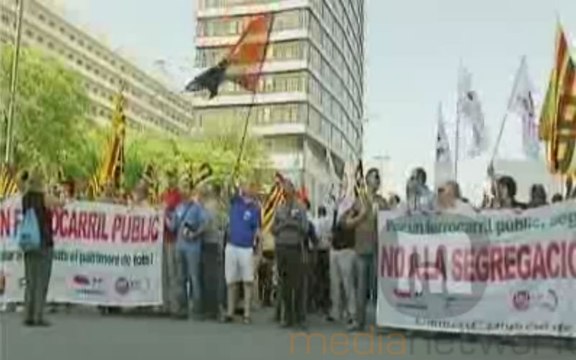 Los trabajadores de RENFE cortan el tráfico y se manifiestan en Barcelona