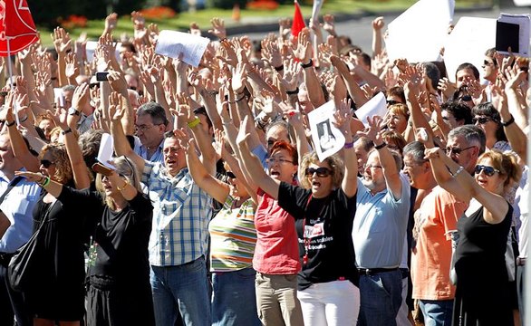 Los funcionarios cortan el tráfico en el paseo de La Castellana