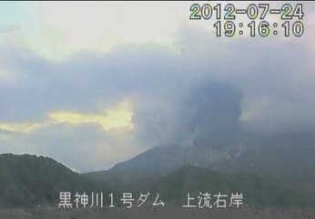 Espectacular erupción de un volcán en Japón