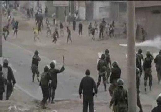 Batalla campal entre policía y ocupantes en Perú