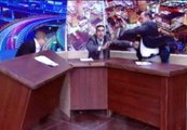 Un legislador jordano amenaza a su adversario con un arma en un debate televisivo