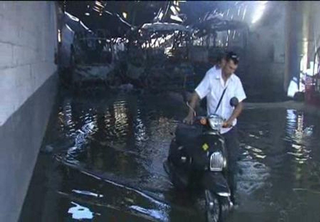 Un incendio en Sevilla quema cinco autobuses