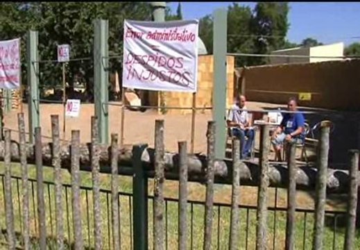 Dos empleados del zoo de Córdoba se encierran en una jaula como medida de protesta