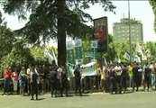 Funcionarios protestan en el Congreso que el PP celebra en Granada