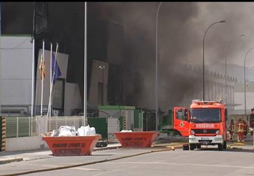 Fuego en una fábrica de plásticos