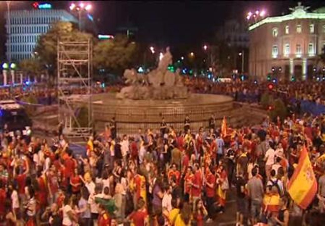 Miles de aficionados celebran en Cibeles la victoria