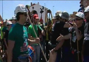 Télécharger la video: Emotivo encuentro de los mineros de Asturias y Castilla León en La Robla, León