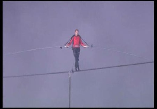 El funambulista Nick Wallenda cruza las cataratas del Niágara