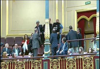 Expulsados del Congreso por exhibir camisetas con mensajes a favor de los mineros