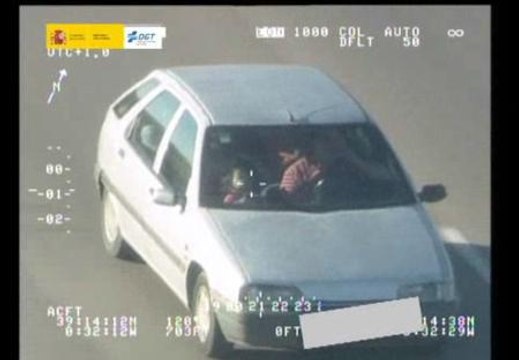 La Fiscalía podría retirar la custodia a los padres que lleven a sus hijos sin sillita en el coche