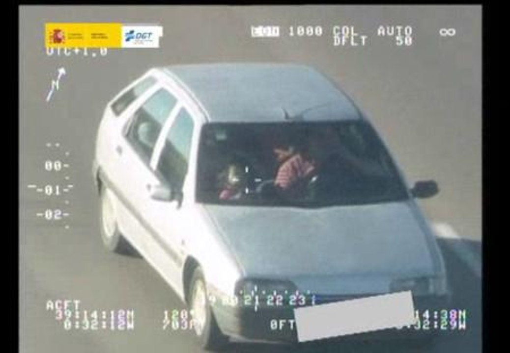 La Fiscalía podría retirar la custodia a los padres que lleven a sus hijos sin sillita en el coche