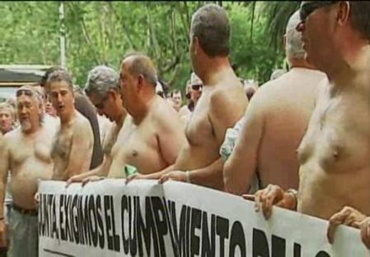 Protesta de 200 extrabajadores de Santana Motor semidesnudos