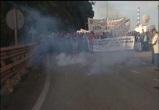 Los mineros en huelga cortan el acceso al puerto de Gijón