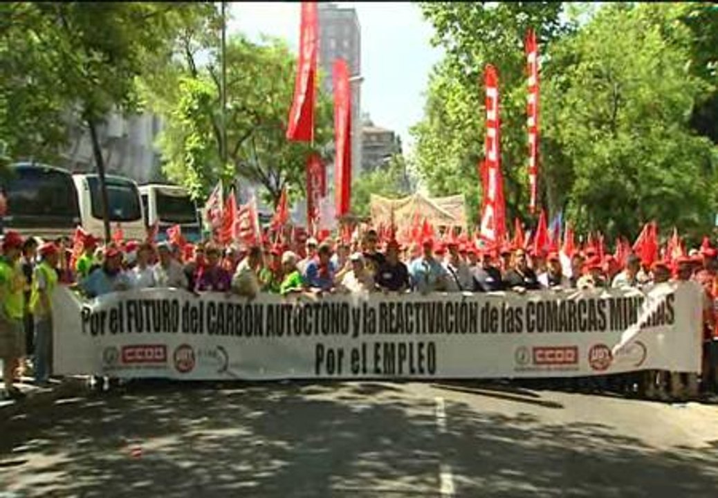 Miles de mineros se manifiestan en el ministerio de Industria