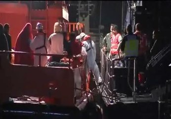 56 inmigrantes rescatados de una patera a punto de hundirse