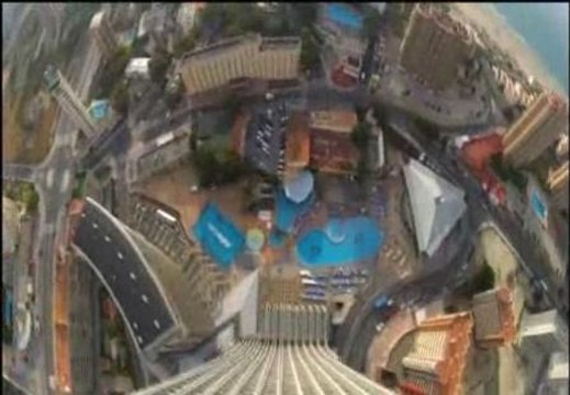 Espectacular concurso de saltos en paracaídas en el hotel más alto de Europa