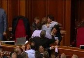 A puñetazos en el Parlamento ucraniano