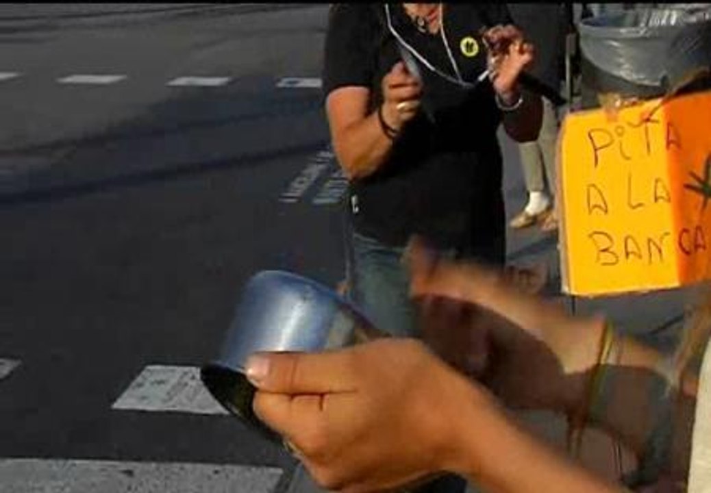 Cacerolada ante La Caixa