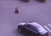 Un niño de tres años circula en una moto varios metros en dirección contraria