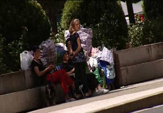 Una anciana y sus tres hijas viven en la calle desde hace 15 días al no poder hacer frente al alquiler
