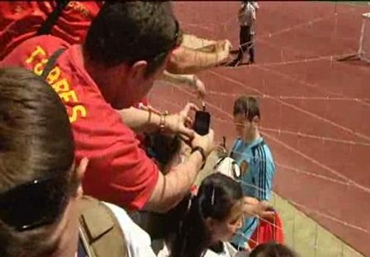La selección se da un baño de masas en su último entrenamiento en España