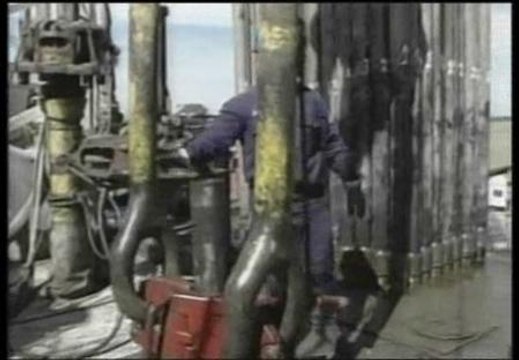 El petróleo baja de los 102 dólares el barril en mayo