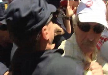 Enfrentamientos entre policias sindicatos y periodistas a las puertas del Congreso