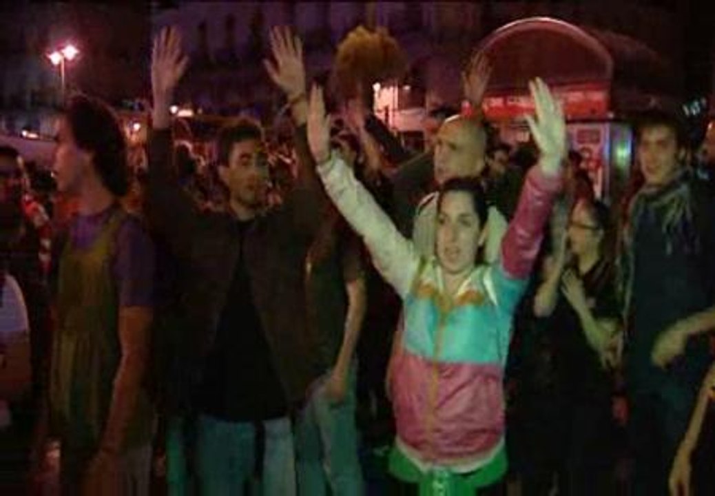 La Policía desaloja de madrugada a los indignados de Sol