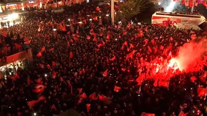 Ankara CHP'liler CHP Genel Merkezi Önünde Kutlama Yapıyor-2
