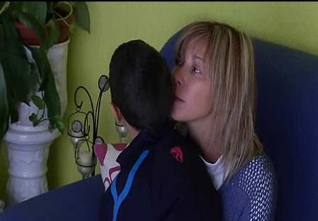 Familias como la de Jonathan, de 8 años, sufren ya los recortes sanitarios