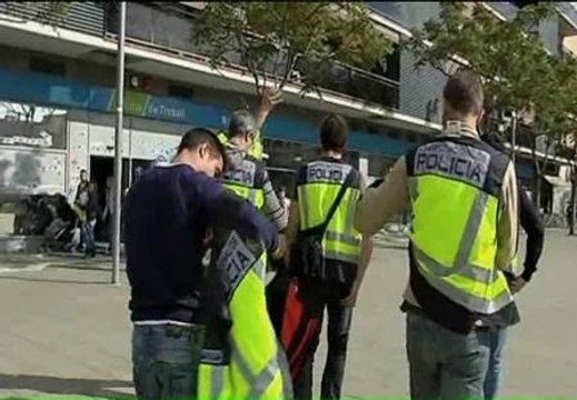 La policía registra las oficinas del INEM de Badalona