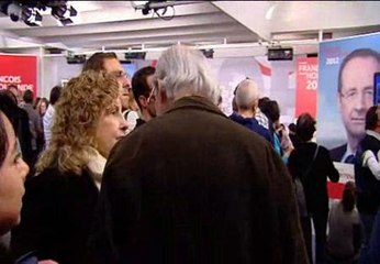 Decenas de  franceses siguen la noche electoral en la sede del PSOE en Madrid