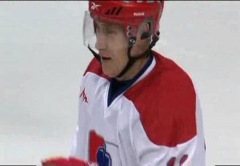 Putin demuestra sus habilidades como jugador de hockey