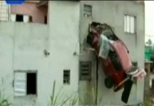 Impactantes imágenes de un coche empotrado en un edificio