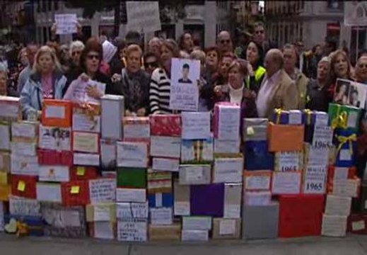 Las madres de niños supuestamente robados crean un muro de la vergüenza en Madrid
