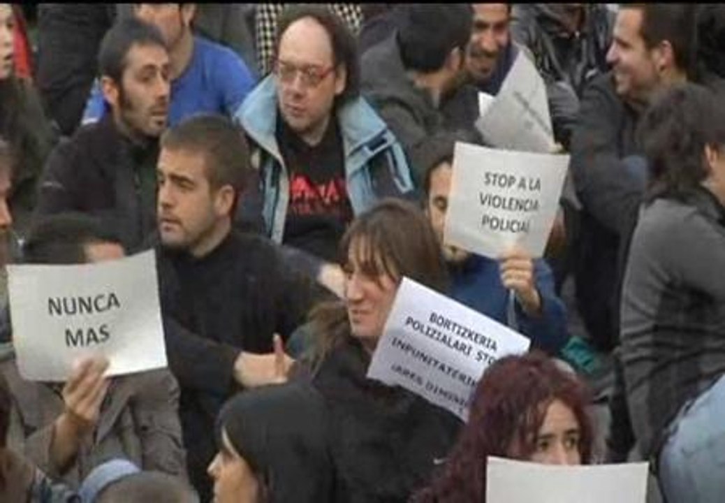 Decenas de personas se concentran en homenaje a Iñigo Cabacas
