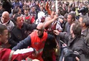 La policía se enfrenta a los hombres vestidos de gladiadores en el exterior del Coliseo