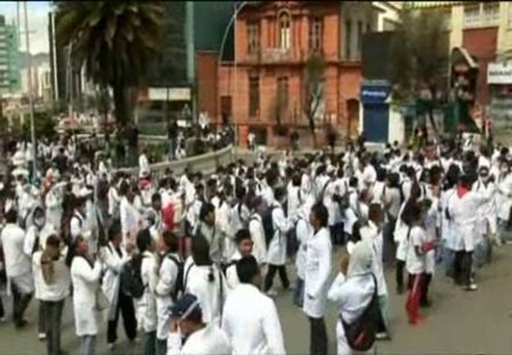 Los estudiantes de medicina protestan en Bolivia por los cambios en el sistema educativo