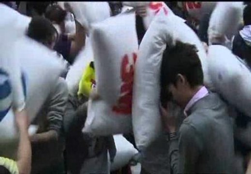 Contra el estrés, pelea de almohadas