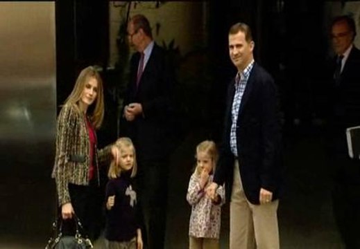 Los príncipes y las infantas visitan al Rey