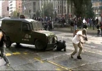 Tải video: Los estudiantes chilenos vuelven a tomar las calles para pedir una educación gratuita y de calidad