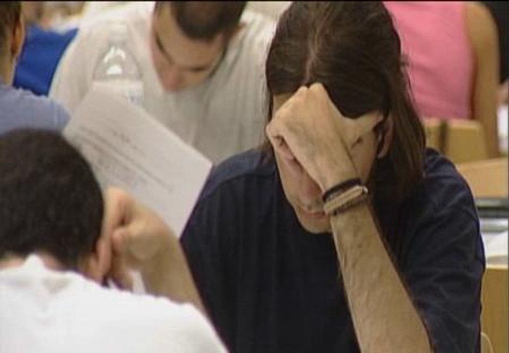 Eduación estudia una subida de la nota para acceder a las becas universitarias