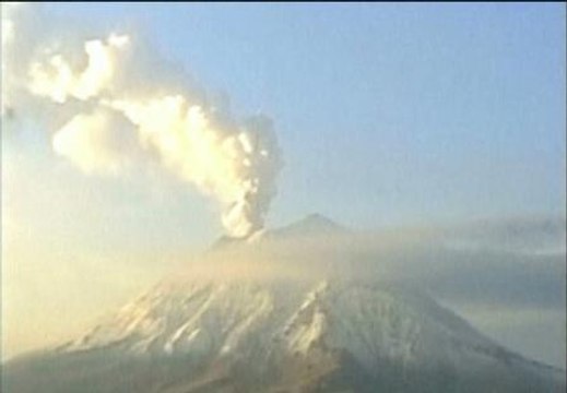 El volcán Popocatelpetl expulsa material incandescente y ceniza