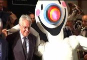 Felipe González se reencuentra con la mascota de la Expo 20 años después