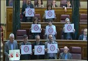 Los diputados de IU muestran carteles con la convocatoria de huelga en la sesión de control