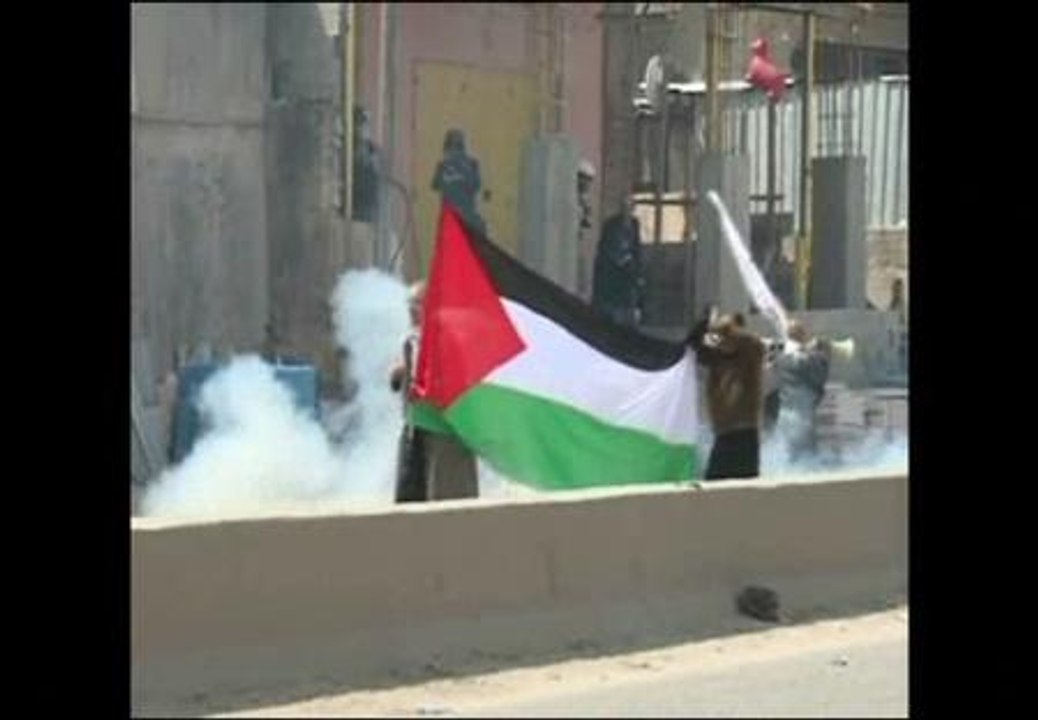 Un muerto y 100 heridos en los enfrentamientos del "Día de la Tierra"