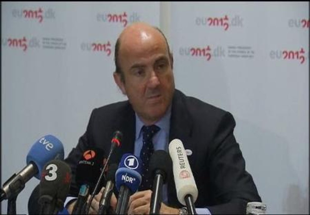 Guindos califica de "absurdos" los rumores sobre un rescate de la banca española
